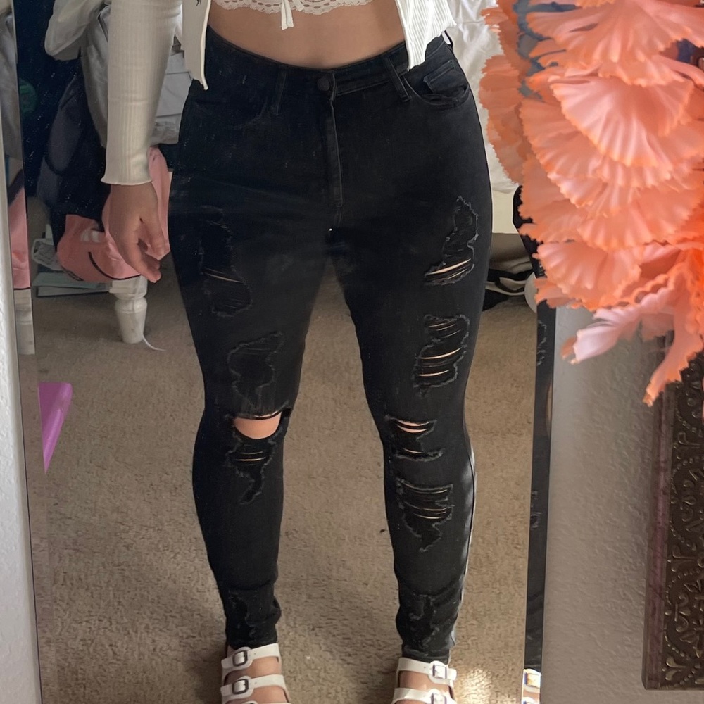 Hollister Ultra High-Rise Distressed Super Skinny